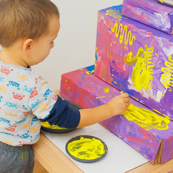 dječak slika na radionici