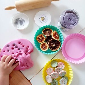 dijete se igra plastelinom