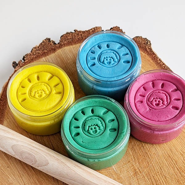 šareni prirodni plastelin u teglicama