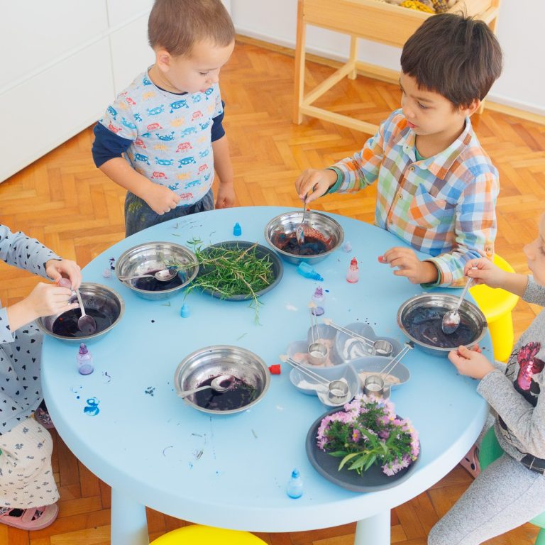 djeca se igraju zajedno